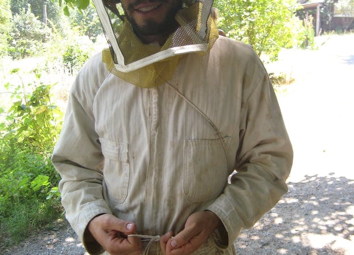 ponte el equipo de protección para la apicultura