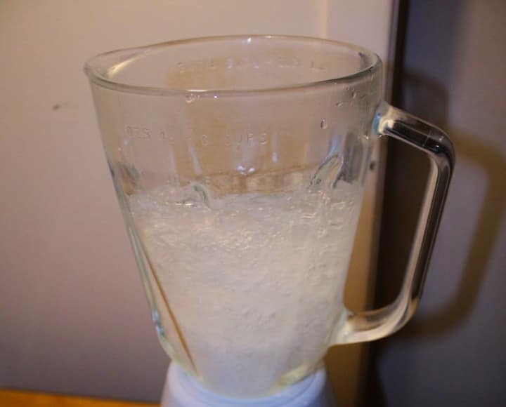 licuar la pulpa de aloe vera para obtener un gel