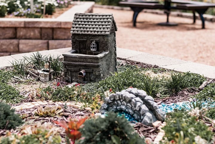 jardín de hadas con casa en miniatura y adornos