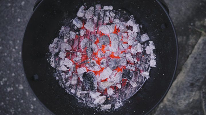 uso del carbón vegetal como combustible en un pozo de fuego