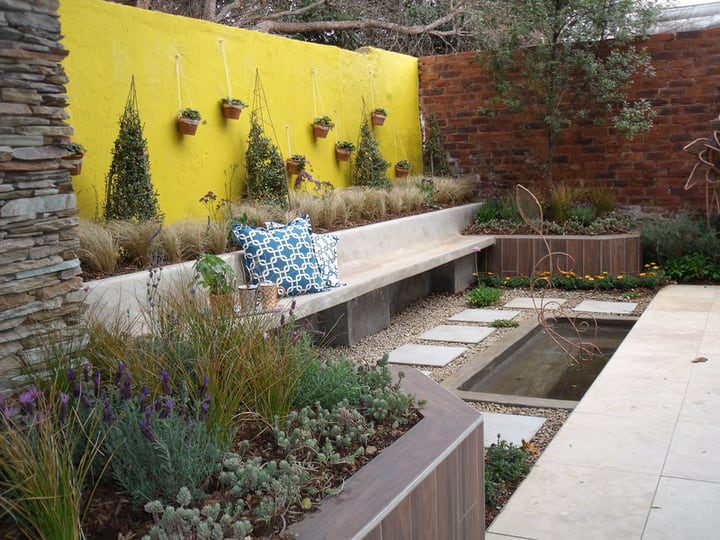 diseño de jardines con rocas verdes y agua