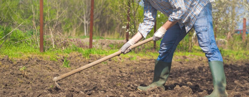 Guía del comprador de azadas de jardinería y cómo dominar una azada