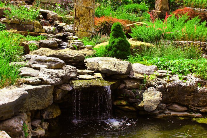 rocas decorativas de jardín en el estanque