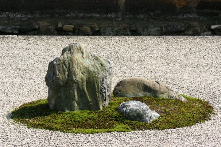 roca de jardín grande en un espacio enorme