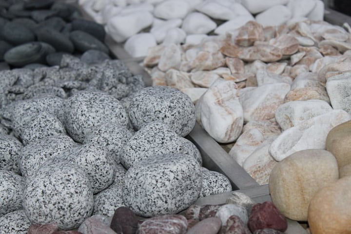 rocas de jardín de diferentes colores