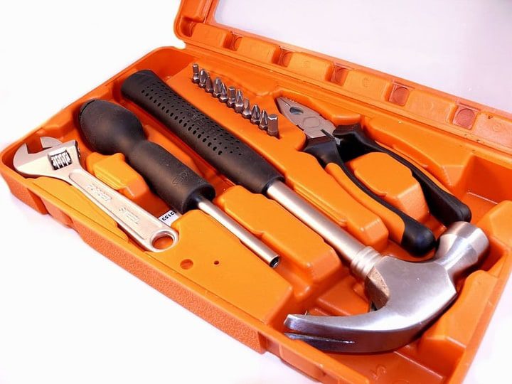 herramientas de mano con una práctica bolsa