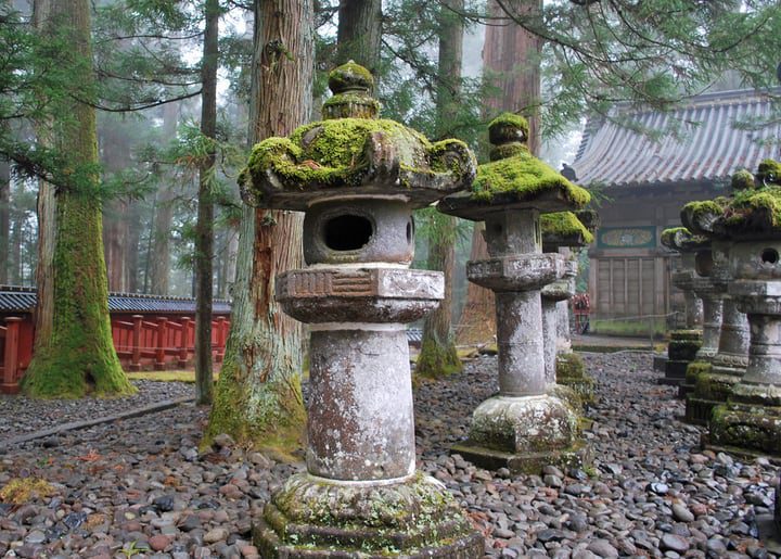 linterna de piedra japonesa cubierta de musgo