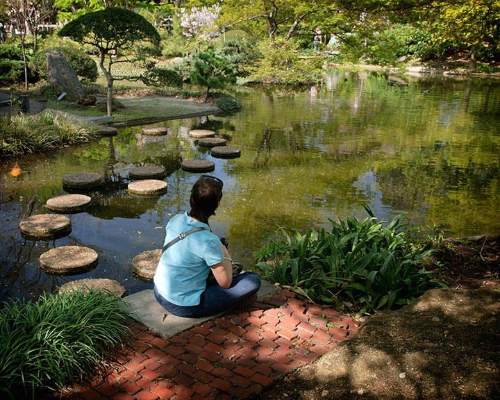 meditar en un jardín japonés
