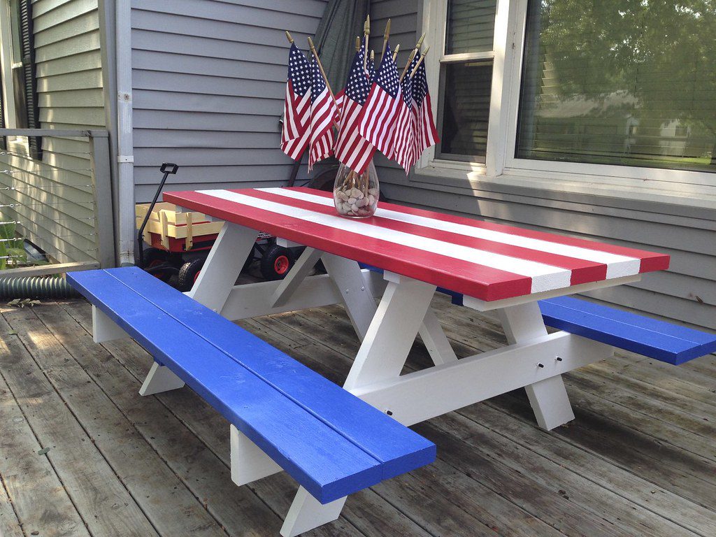 mesa de picnic patriótica pintada