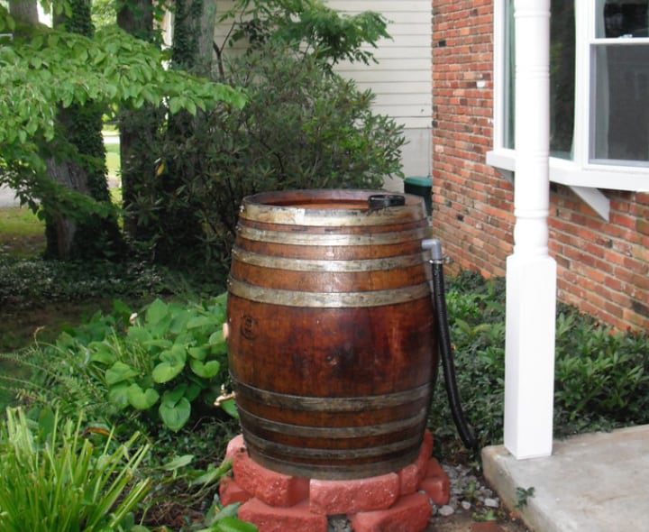 barril de recogida de agua de lluvia con tubo de rebose