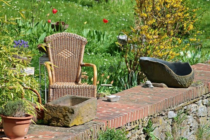 silla de jardín de ratán con plantas