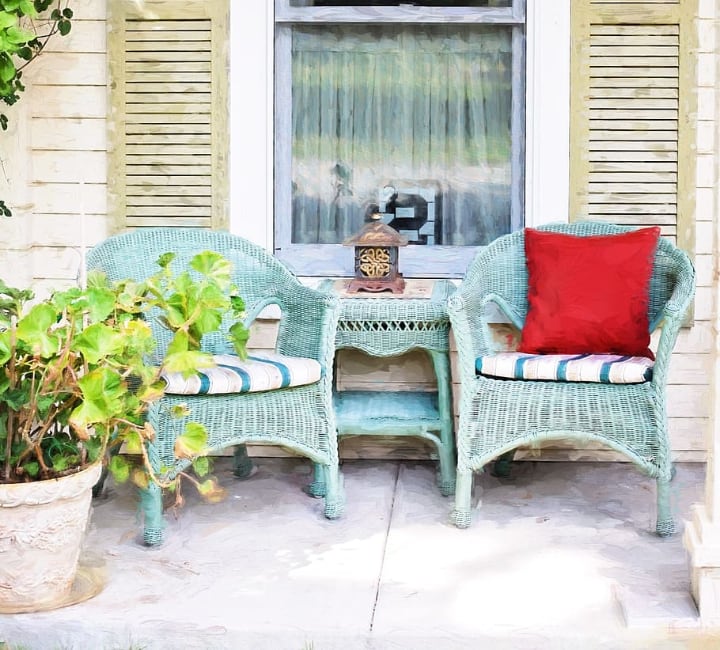muebles de jardín de ratán azul en el porche