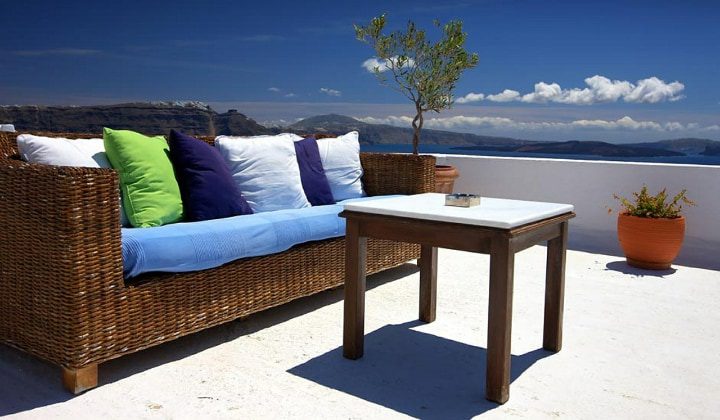 muebles de jardín de ratán en un balcón soleado