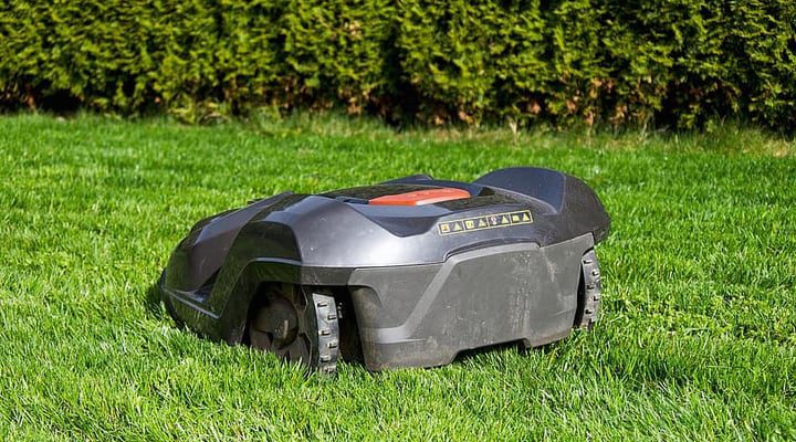 robot cortacésped cortando hierba