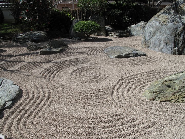 trasiego en el jardín zen de rocas