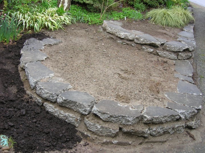 jardín de rocas en capas con tierra