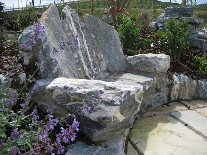 asiento de piedra caliza en el jardín de rocas