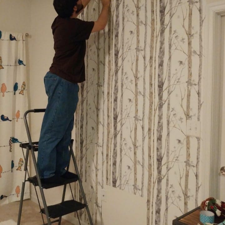 usar una escalera de mano para instalar papel pintado