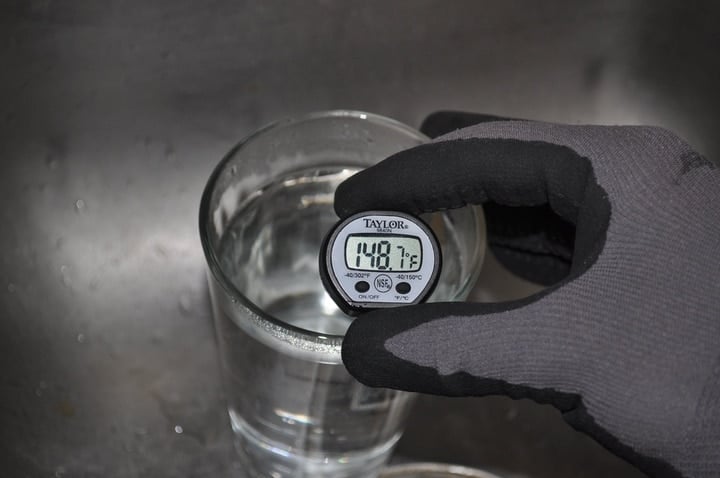 medir la temperatura del agua con un termómetro de cocina