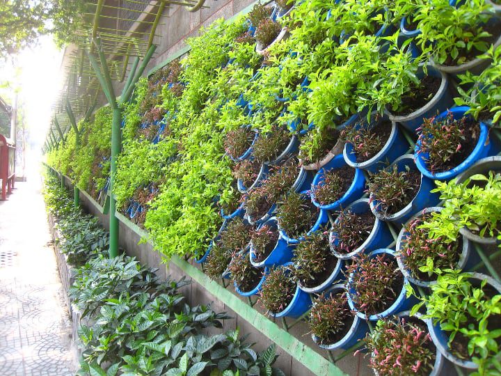jardín vertical de acero galvanizado con inserciones de macetas