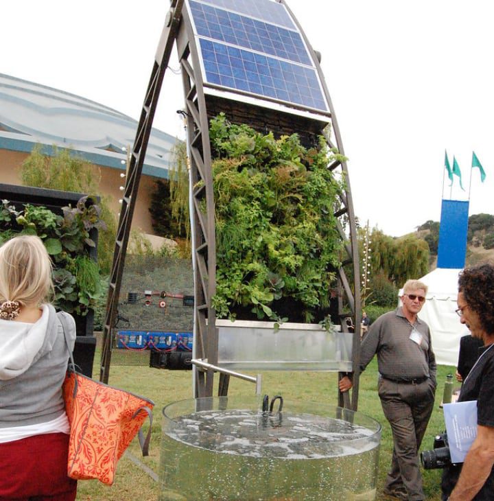 jardín vertical acuapónico solar